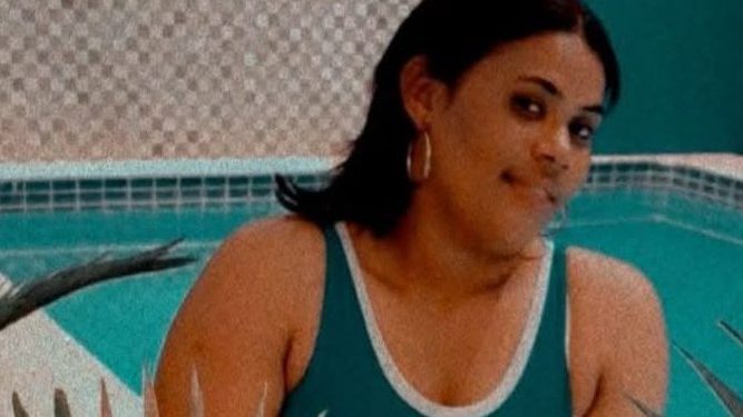 Agentes policiales frente a vivienda en Los Jovillos, Azua, tras ataque a mujer en la madrugada