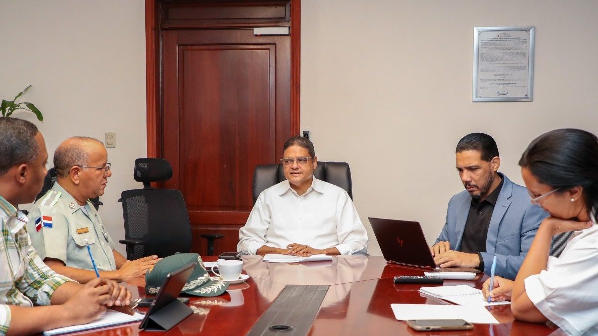 Director del Intrant Juan Manuel Méndez García y director de Digesett Pascual Cruz Méndez reunidos para coordinar plan vial
