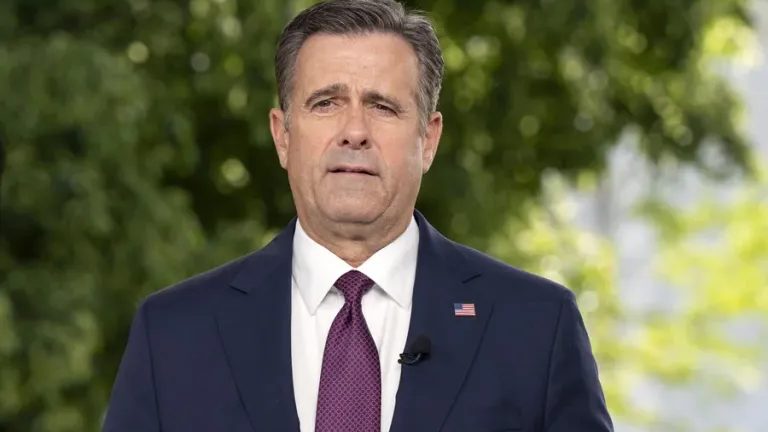 Edificio de la sede de Inteligencia Nacional de Estados Unidos con banderas estadounidenses al frente