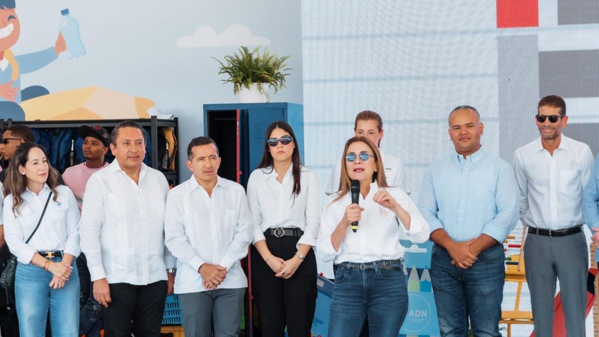 Carolina Mejía en el cierre de Plásticos por Útiles Escolares con miles de botellas recicladas y mochilas entregadas en Santo Domingo