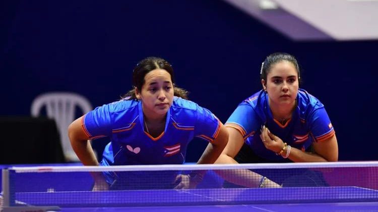 Jugadoras de la selección femenina de tenis de mesa de Puerto Rico celebrando su medalla de plata en Lima 2026