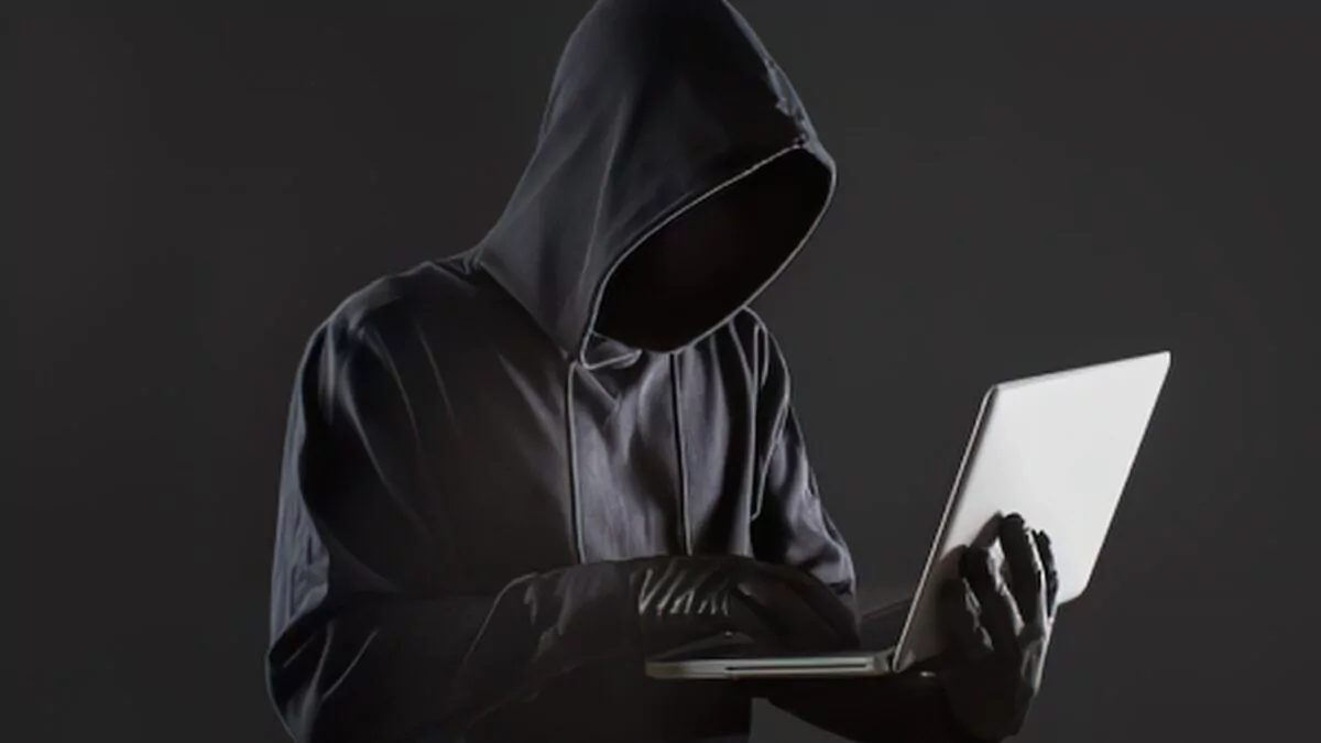 Pantalla de computadora con código malicioso y logo de Microsoft relacionado con el desmantelamiento de la plataforma EvilTokens