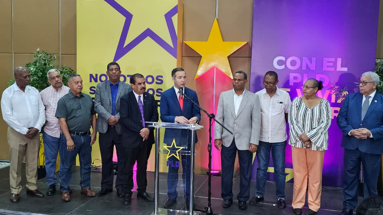 Productor dominicano revisa cosecha de mango destinada a exportación hacia Estados Unidos