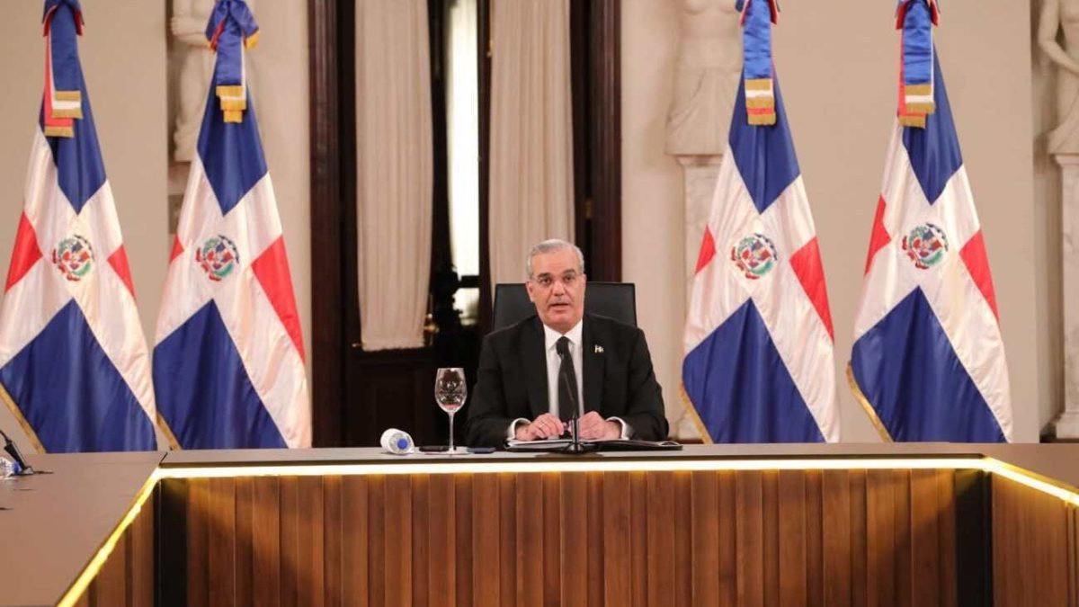 Viceministro de Hacienda Alexis Cruz junto al presidente Abinader presentando datos de pobreza monetaria en el Palacio Nacional