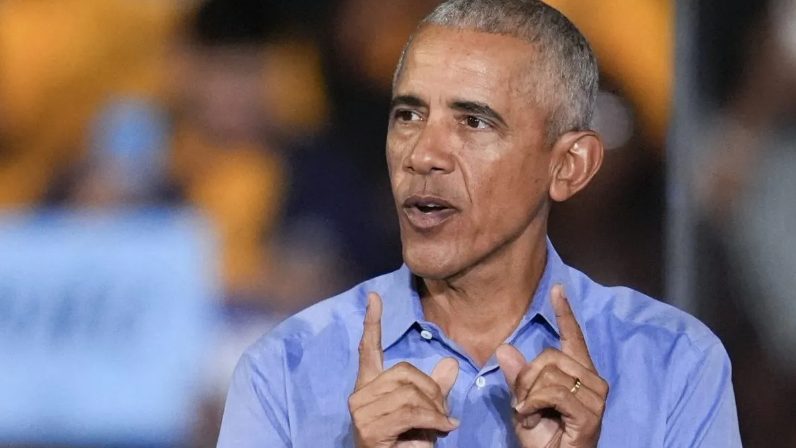 Barack Obama con auriculares grabando su pódcast literario Un gran libro con Barack Obama para Audible