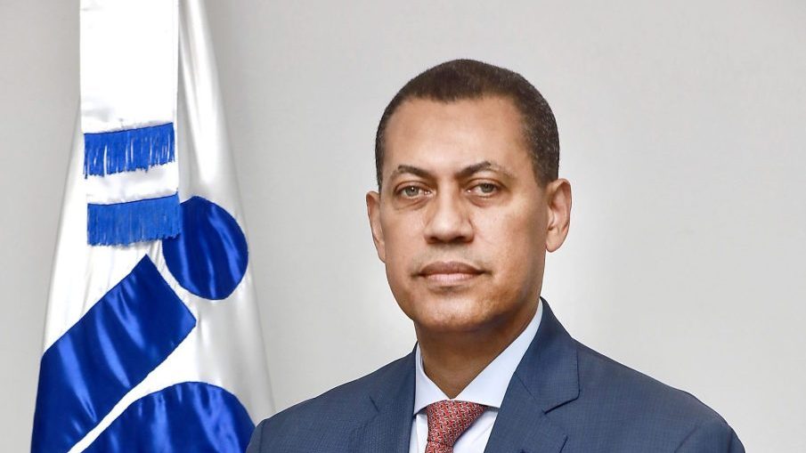 Guido Gómez Mazara durante entrevista hablando sobre la política dominicana y comunicadores urbanos