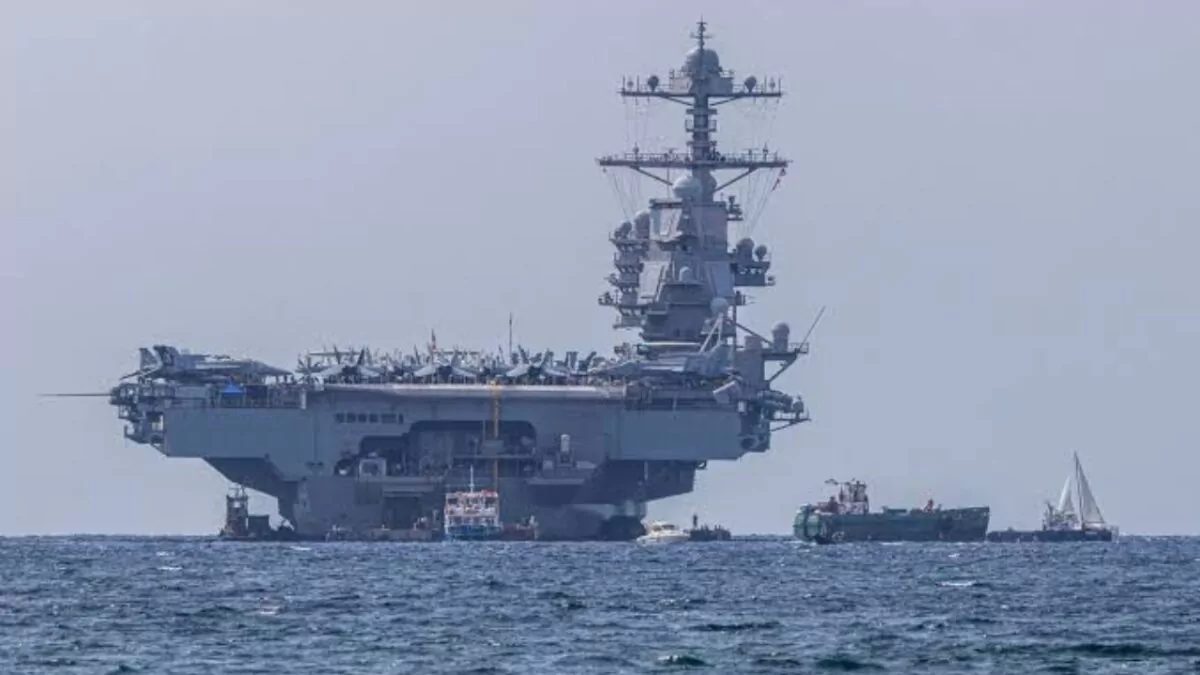 Portaaviones USS George Washington navegando por el mar Arábigo con tripulantes en cubierta de vuelo, 20 de agosto de 2026
