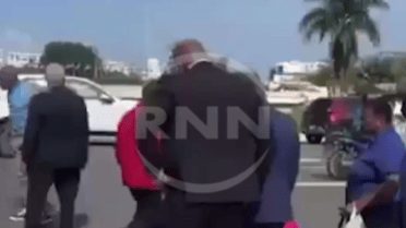 Portón de la Junta Central Electoral caído sobre un militar en la entrada de la sede en Santo Domingo