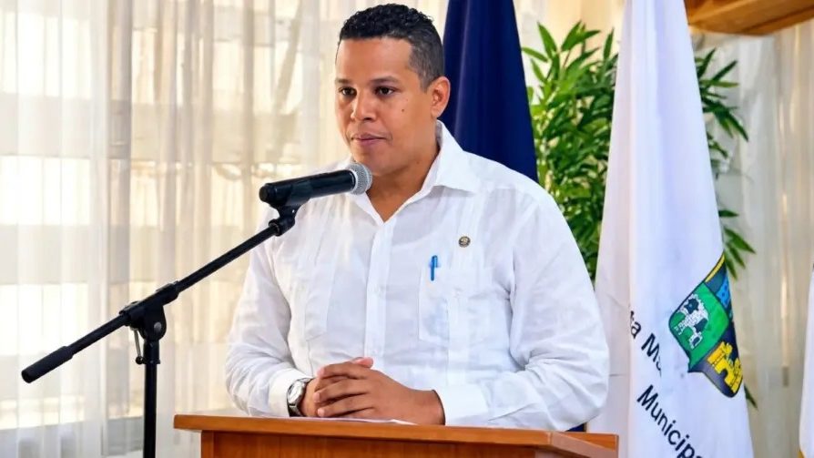 Agentes de la Policía Nacional durante un operativo de allanamiento en La Vega, República Dominicana