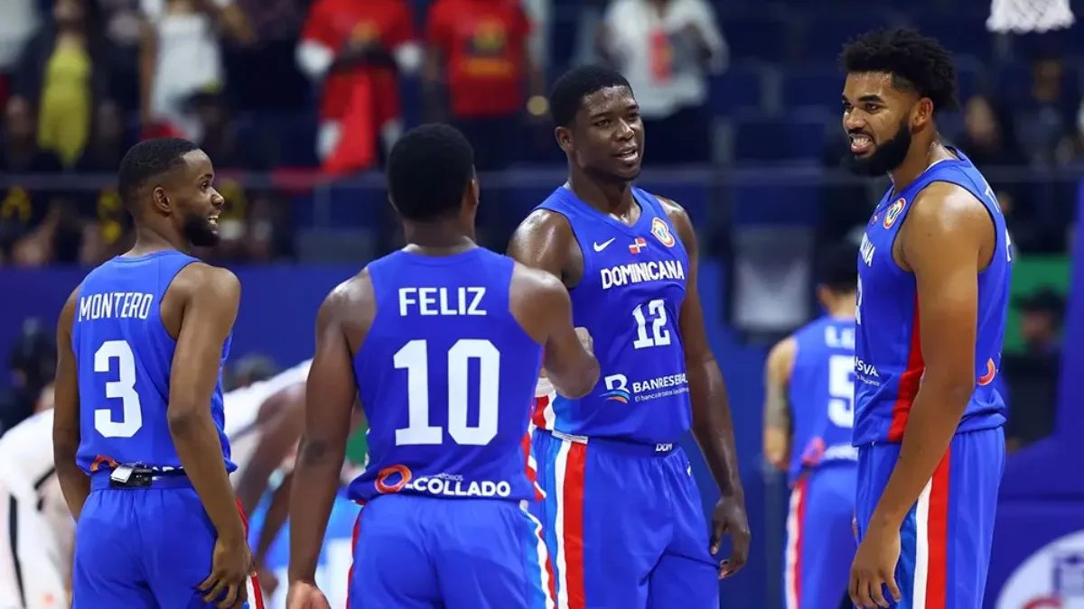 Jugadores de la selección dominicana de baloncesto celebrando en cancha durante partido de FIBA Américas