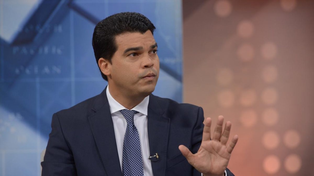 Wellington Arnaud durante entrevista en programa A Diario donde propone debate entre precandidatos del PRM