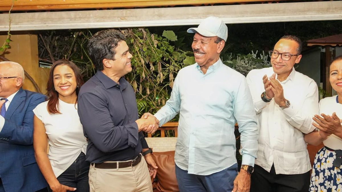 Wellington Arnaud y José Montás junto a su equipo político en reunión celebrada en San Cristóbal