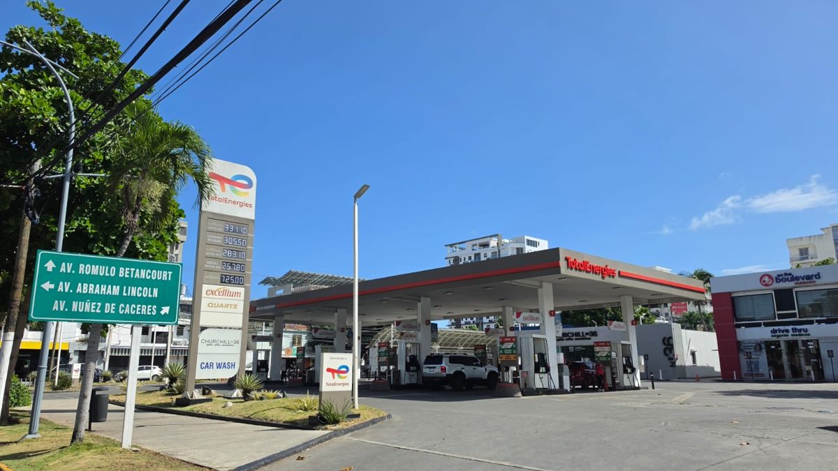 Conductor abasteciendo su vehículo en una gasolinera de República Dominicana mientras el precio de la gasolina sube en agosto 2026