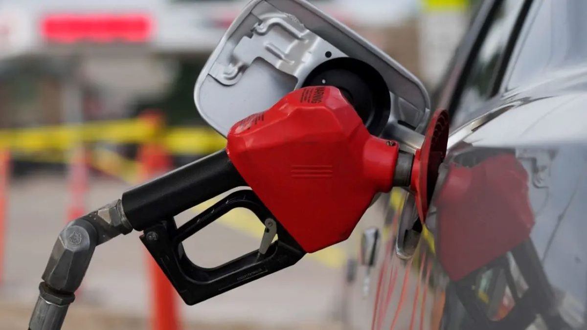 Surtidor de una estación de combustible en República Dominicana mostrando precios de gasolina