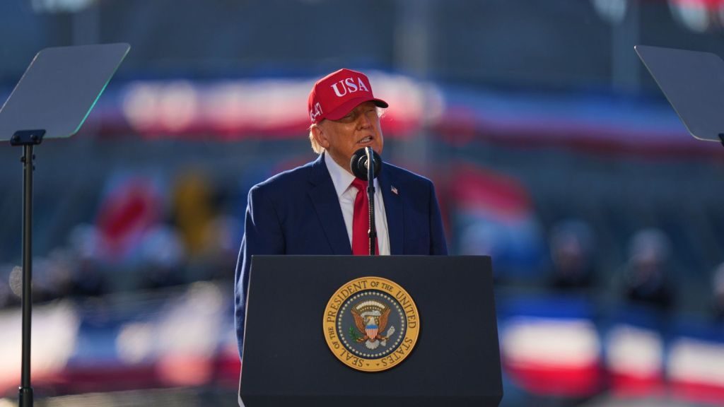 Donald Trump hablando ante la prensa mientras gesticula con las manos, reclamando el Premio Nobel de la Paz 2026