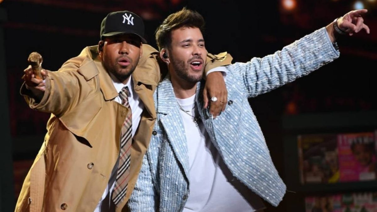 Romeo Santos y Prince Royce recibiendo el premio Tropical Hit en los Premios Juventud 2026 en Marbella, España