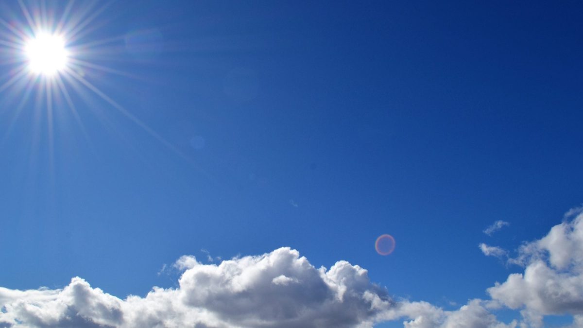 Sol intenso sobre el Gran Santo Domingo durante una jornada de altas temperaturas en República Dominicana