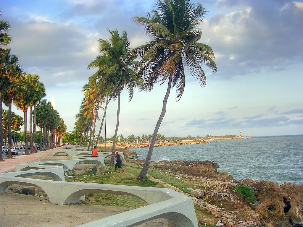 Cielo soleado y calimoso sobre Santo Domingo en un domingo de altas temperaturas