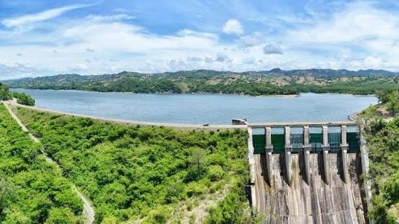 Vista aérea de la presa de Valdesia con niveles de agua en recuperación tras las lluvias recientes en República Dominicana