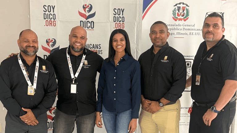 Cónsul dominicana Omara Corporán durante jornada móvil de la JCE en Columbus, Ohio, con dominicanos en fila para ser atendidos