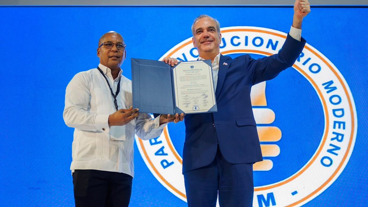 Luis Abinader juramentándose como presidente del PRM ante dirigentes del partido en República Dominicana