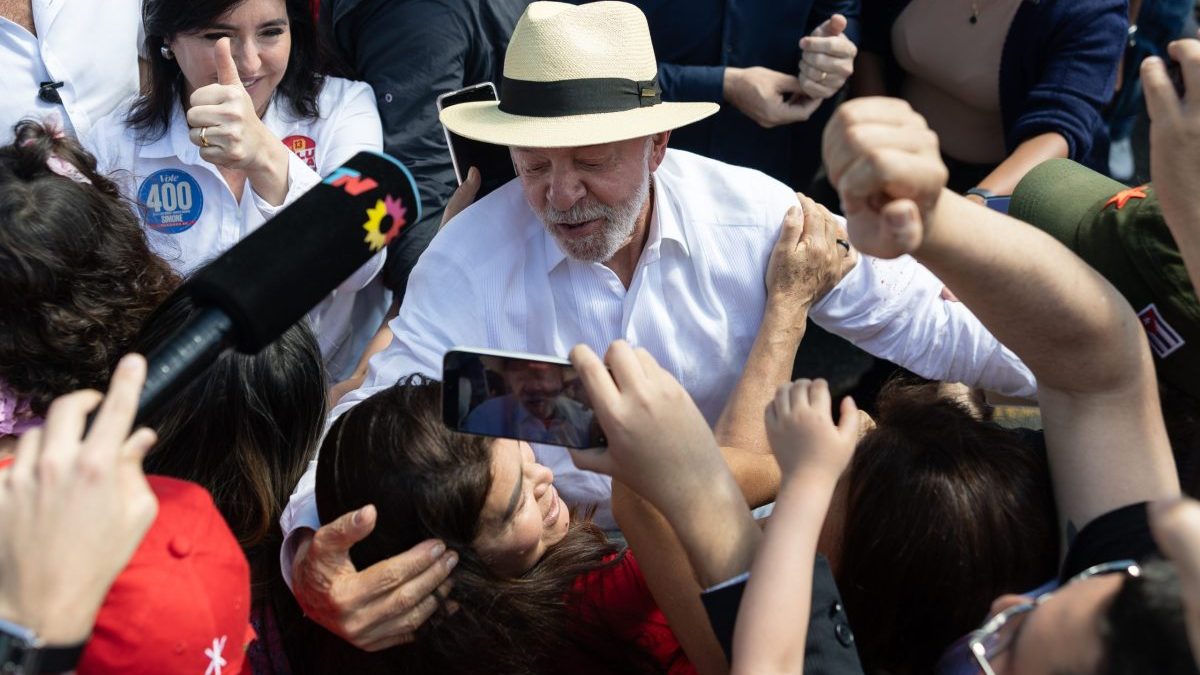 Lula da Silva saliendo de la escuela estatal Juan Firmino Correia de Araújo tras votar en las presidenciales de Brasil el 4 de octubre