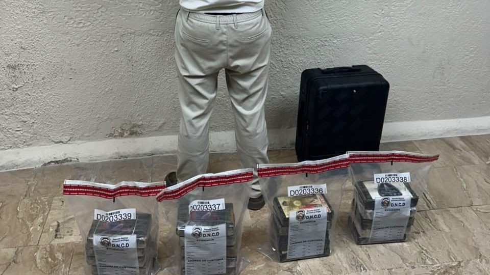 Agentes de la DNCD y CESAC durante operativo antinarcóticos en el Aeropuerto Internacional de Punta Cana