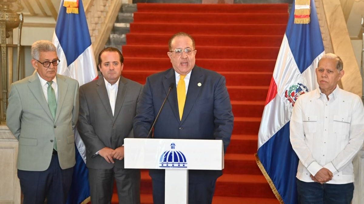 Ministro de Hacienda Magín Díaz presenta el Presupuesto General del Estado 2027 ante el Consejo de Ministros en Santo Domingo