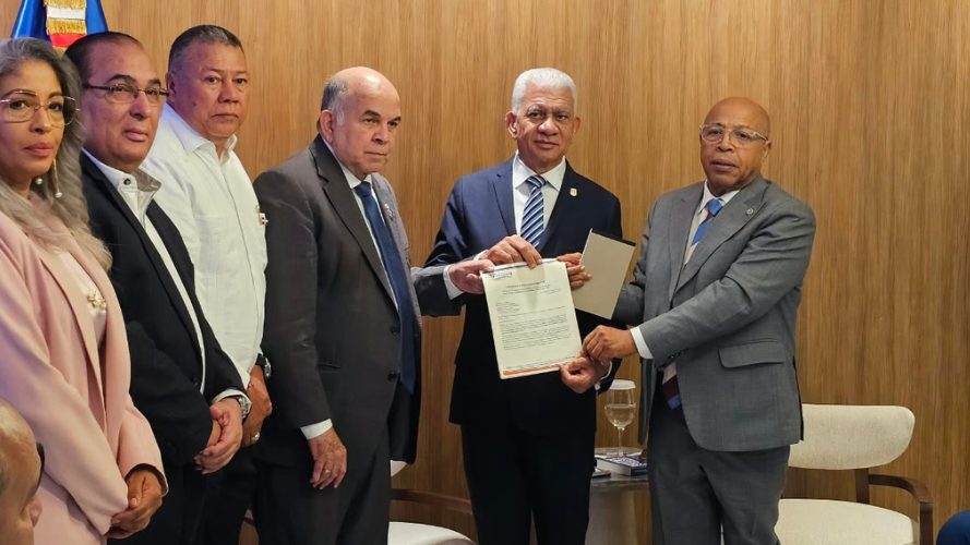 Representantes de partidos políticos dominicanos reunidos con presidentes del Senado y Cámara de Diputados para discutir el presupuesto 2027