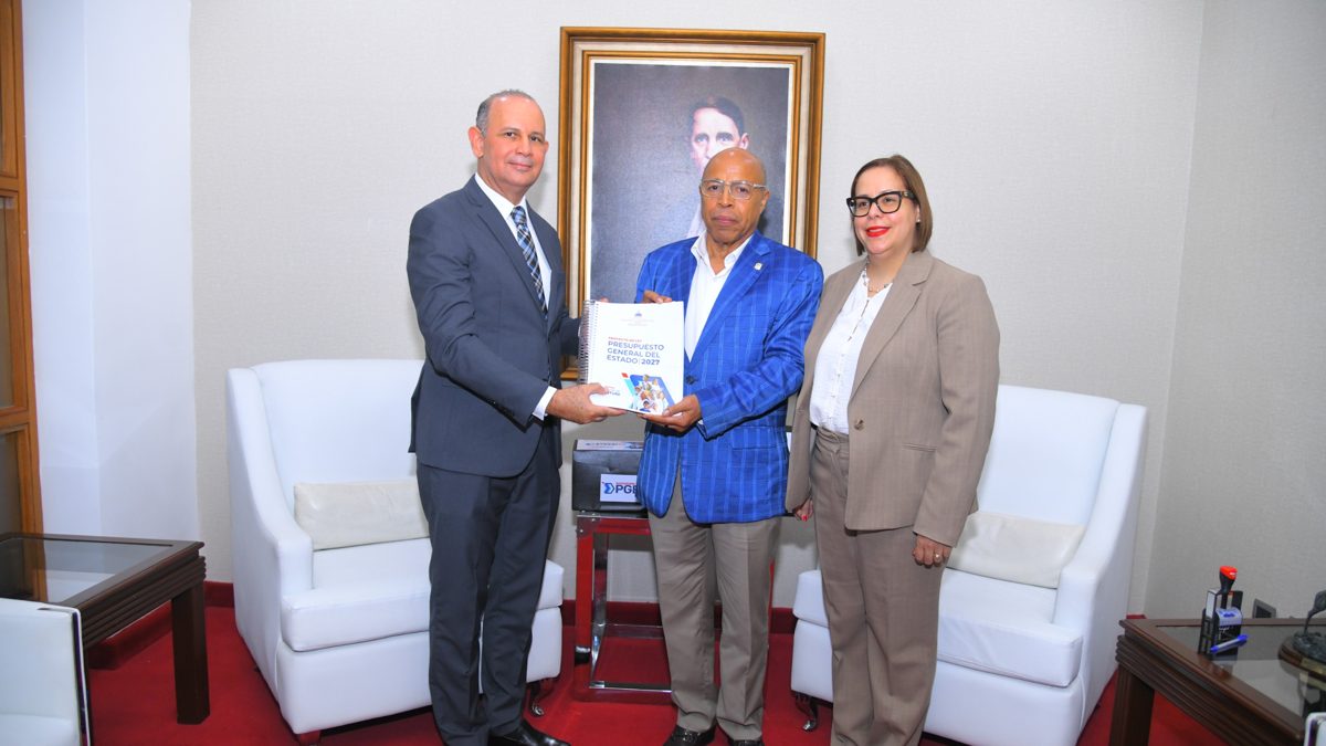 Alfredo Pacheco, presidente de la Cámara de Diputados, recibe el Presupuesto General del Estado 2027 de manos del subdirector de Presupuesto
