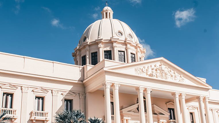 Ministerio de Hacienda de República Dominicana con documentos del presupuesto reformulado 2026 sobre una mesa