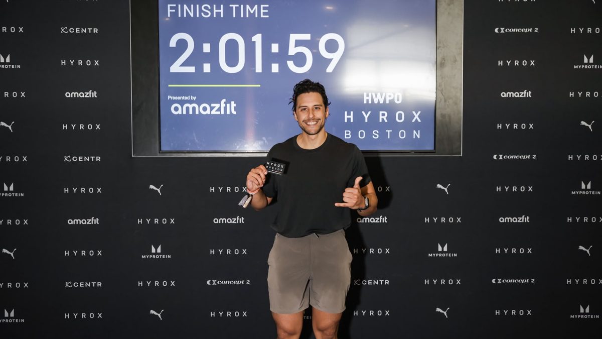 Raymond Rodríguez cruzando la meta en su primer HYROX en Boston durante competencia de fitness funcional