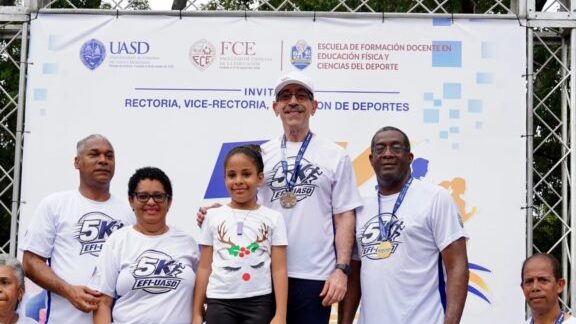 Participantes de la primera Caminata 5K de la UASD caminando por el campus universitario en Santo Domingo