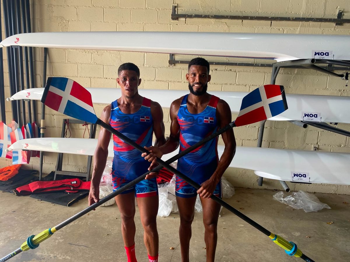 Remeros dominicanos Carlos Rodríguez e Ignacio Vásquez compitiendo en la Presa de Rincón en Santo Domingo 2026
