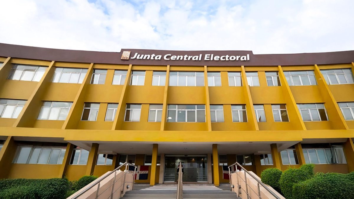 Jóvenes estudiantes participando en taller de simulacro electoral de la JCE en Puerto Plata