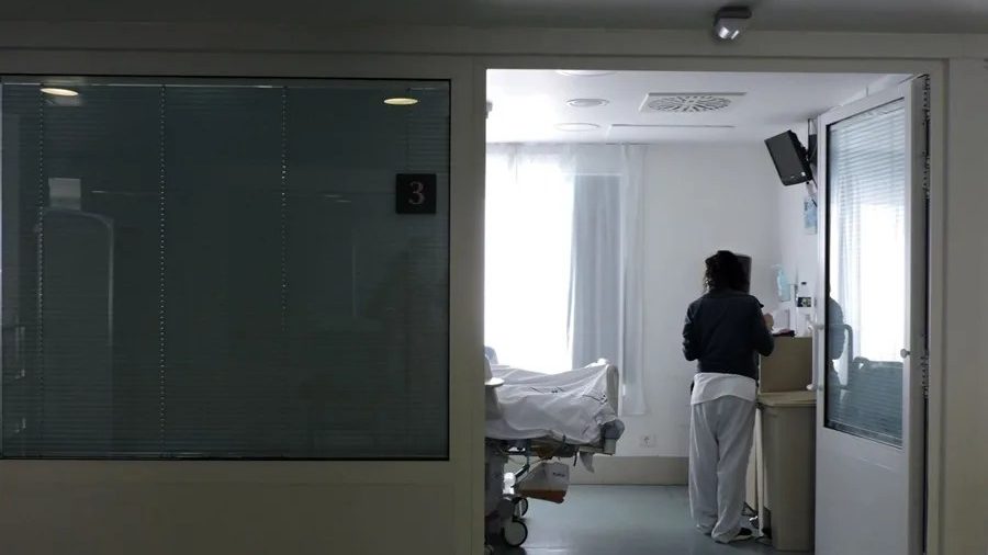 Médico revisando resultados de diagnóstico de cáncer con paciente hispana en consultorio en Estados Unidos