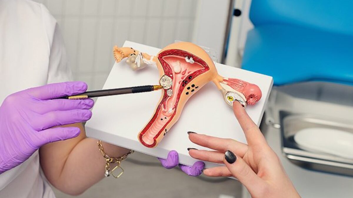 Médico revisando resultados de exámenes oncológicos con paciente hispana en consultorio de Estados Unidos