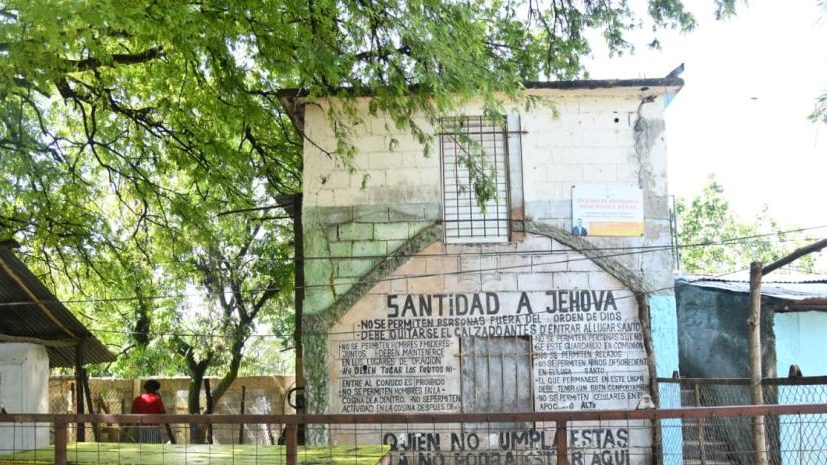Agentes del Ministerio Público frente a la finca en Bajos de Haina donde operaba la Fundación Restaurando Vida