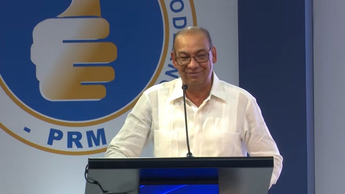 Deligne Ascención Burgos habla en el acto de juramentación de la nueva dirección del PRM en el Club Polideportivo San Carlos