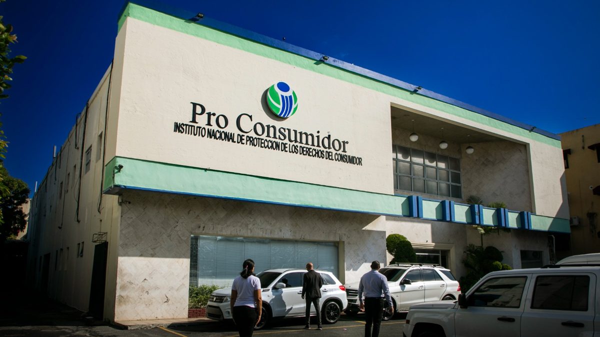 Director de Pro Consumidor Eddy Alcántara presentando cifras de devoluciones a consumidores dominicanos