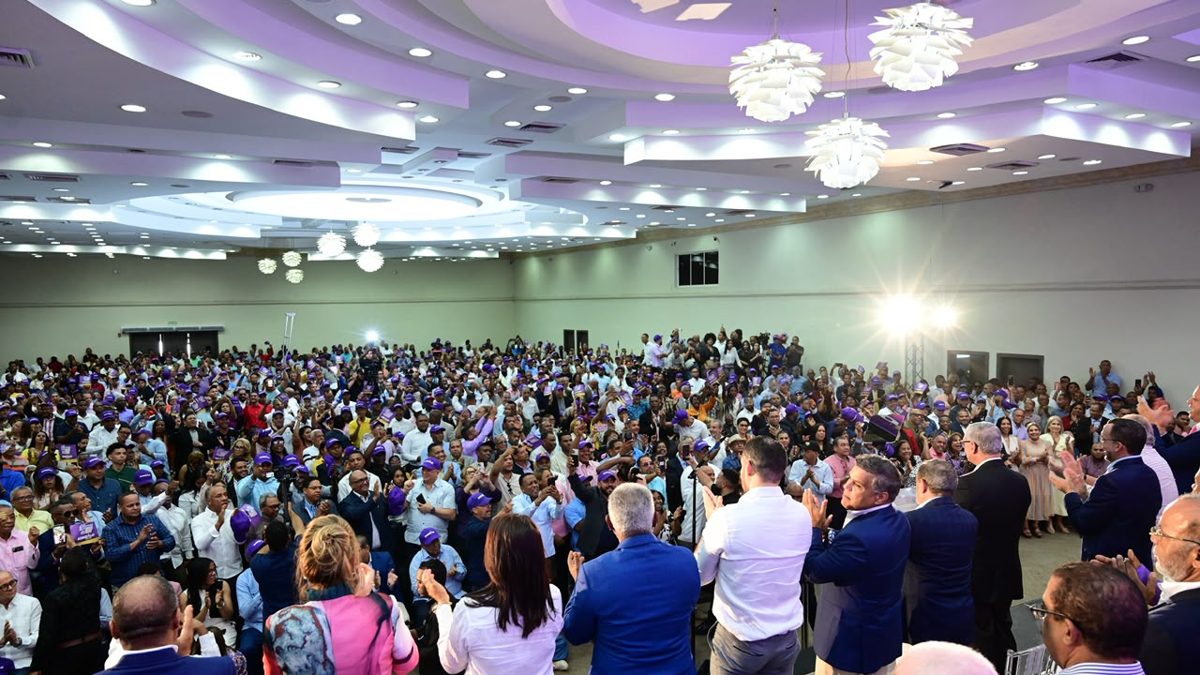 Gonzalo Castillo hablando ante dirigentes del PLD en asamblea multitudinaria el 20 de septiembre de 2026