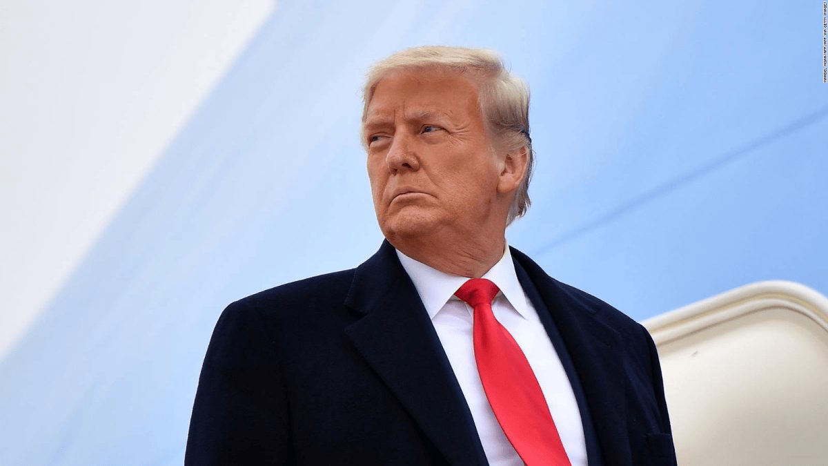 Donald Trump hablando con periodistas en la Casa Blanca sobre la situación de Flávio Bolsonaro en Miami