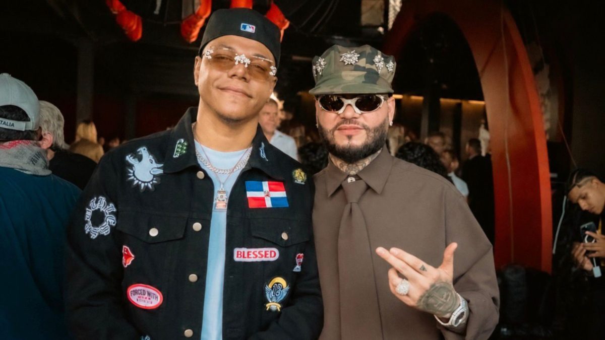 Productor dominicano Ghetto celebrando su victoria en los Premios Juventud con el premio Mejor Dance Track por Yapaque