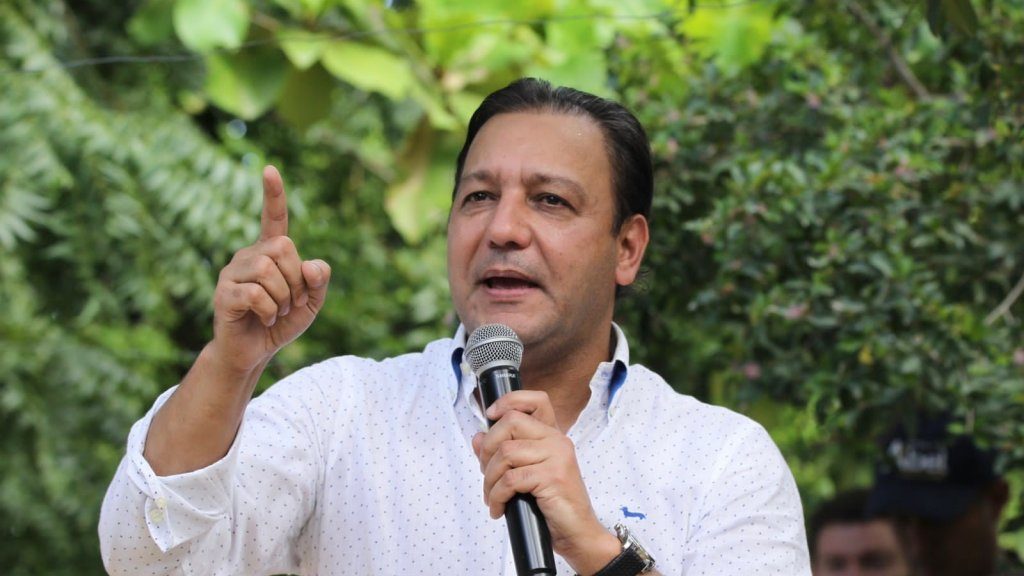 Abel Martínez hablando en el evento Un Café con Abel sobre los productores de arroz y el DR-CAFTA