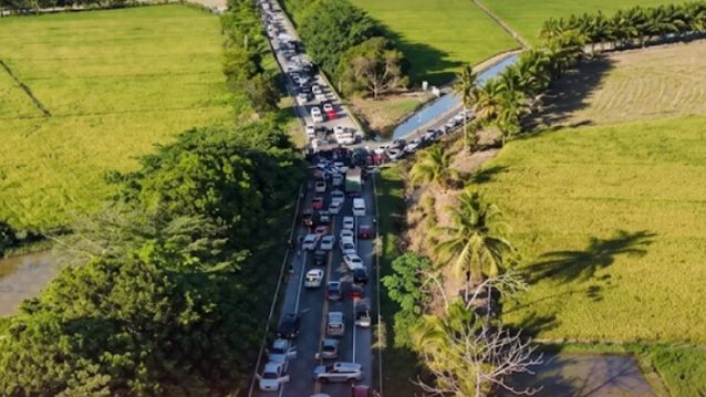 Productores de arroz bloqueando la autopista del Nordeste Juan Pablo II entre Guaraguao y Morenillo en protesta contra importaciones