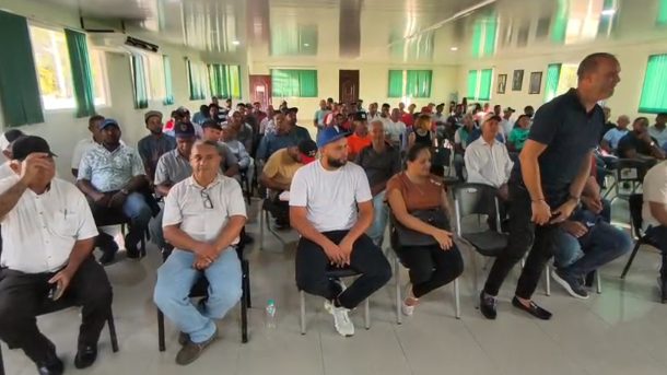 Productores de yuca amarga reunidos en asamblea en Sabaneta, Santiago Rodríguez, para exigir cancelación de permisos de importación desde Haití