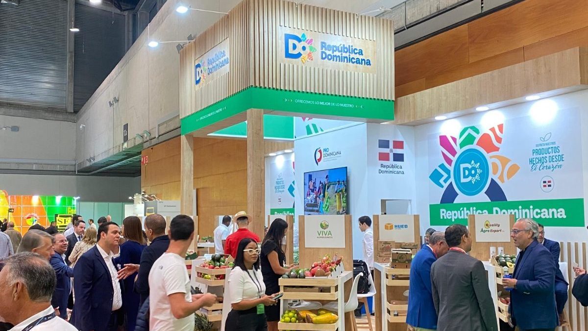 Delegación dominicana exhibiendo frutas y productos agrícolas en una feria internacional de exportación