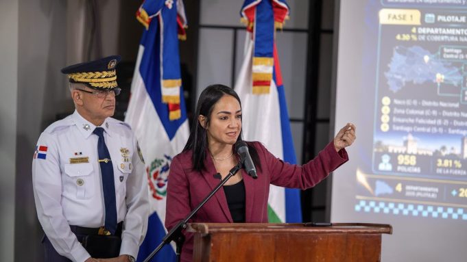 Ministra Faride Raful en reunión de la Fuerza de Tarea Conjunta presidida por Luis Abinader en Santo Domingo