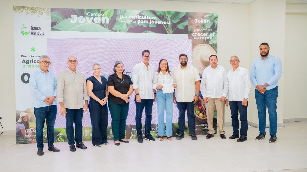 Fernando Lagares y autoridades del Banco Agrícola entregan cheques del programa Campo Joven a jóvenes productores en Hato Mayor