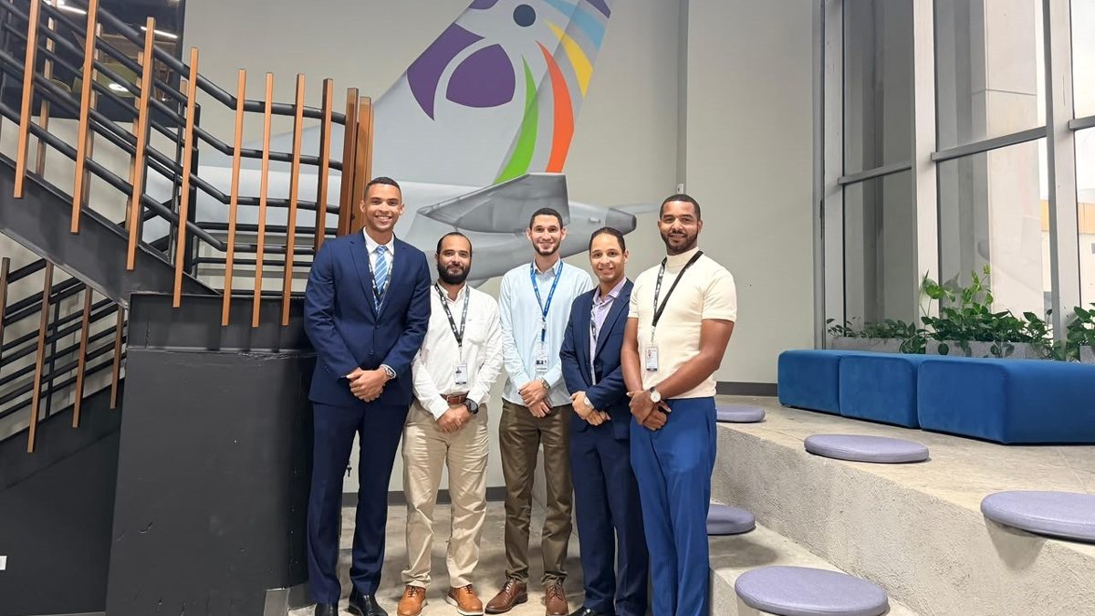 Cadetes de Arajet en simulador de vuelo Boeing 737 MAX durante proceso de selección en República Dominicana